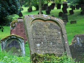 Десятки могил осквернены на еврейском кладбище на западе Германии