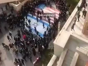 Жители Тегерана отказались топтать израильский флаг и осудили наступающих на него