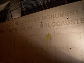 В столице Канады забросали яйцами мемориал Холокоста