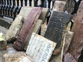 Еврейские надгробия, найденные в стене дома во Львове, передали на Яновское кладбище
