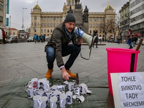 Чешский политик публично разбил на Вацлавской площади кружки с портретом Гитлера