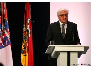 Президент ФРГ Штайнмайер призвал к борьбе с ненавистью и расизмом
