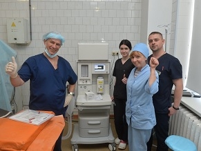 Boris Lozhkin has given over a high-end anesthesia ventilator to the Kyiv hospital