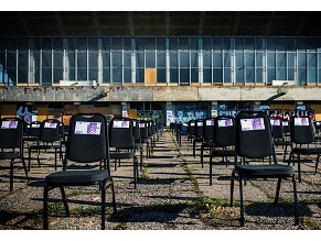 На бывшем еврейском кладбище в Литве установлены стулья с поддельными деньгами