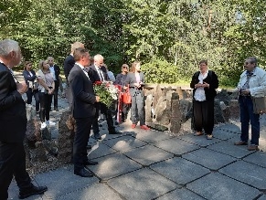 Делегация из Бремена посетила мемориал в Бикерниеки
