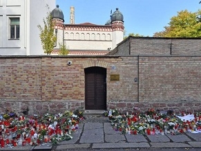 Дверь, остановившая убийцу, рвавшегося в синагогу в Галле снята, и станет частью мемориала