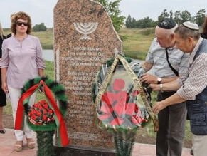В белорусском Дубровно открыт обновленный памятный знак на месте расстрела евреев