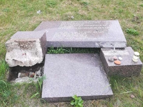 В Каунасе вандалы разбили памятник жертвам Холокоста