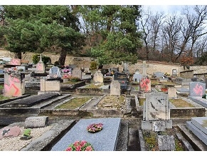 Под Парижем неизвестные осквернили свастиками десятки могил