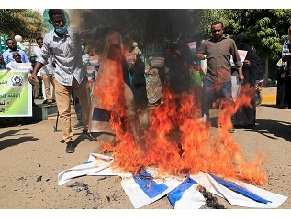 В Судане сожгли флаг Израиля