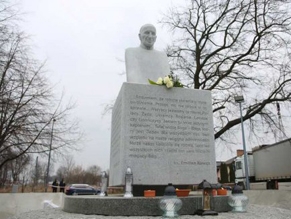 Польше открыли памятник украинскому священнику, настоятелю Майданека Омеляну Ковчу