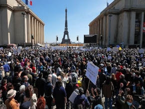 Десятки тысяч парижан вышли на митинг протеста против решения суда по делу Сары Халими