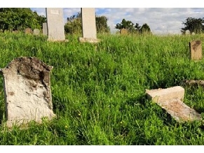 В Ужгороде вандалы разгромили еврейское кладбище