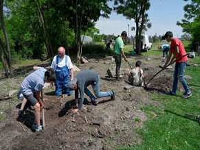Ромские подростки восстанавливают заброшенное еврейское кладбище в Словакии