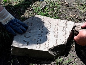 Польские школьники уничтожили десятки еврейских надгробий. Они заявляли, что хотят построить крепость