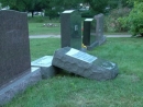 Вандалы повалили 30 памятников на еврейском кладбище в США 
