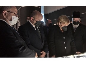 Ангела Меркель возложила венок к мемориалу в Яд ва-Шем