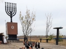 В поселке Агробаза прошел траурный митинг памяти расстрелянных евреев Мариуполя