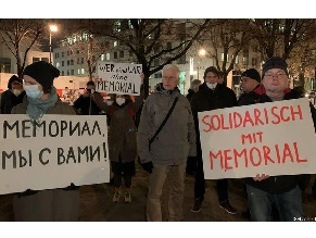 Перед посольством РФ в Берлине прошла акция в защиту «Мемориала»