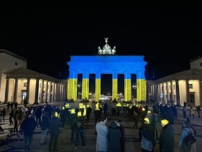 Бранденбургские ворота в Берлине подсветили цветами флага Украины