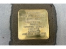 Мемориальный камень жертве Холокоста Аде ван Данциг открыт на Золотой площади в Лондоне