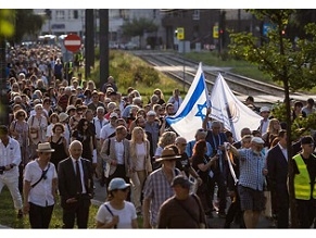 Сотни людей прошли маршем по Варшаве в день 80-летия начала ликвидации нацистами еврейского гетто