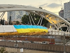 Израильтяне развернули на мосту Ицхака Навона 30-метровый флаг Украины