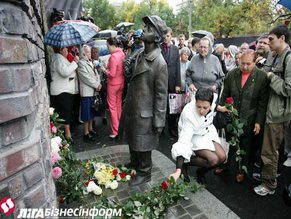 Памятник жертвам Бабьего Яра открыли в Киеве 