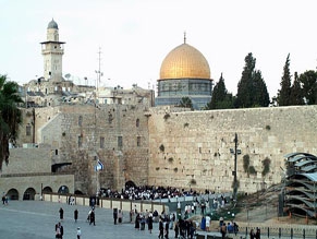 Palestinians riot in Jerusalem; police enter Temple Mount