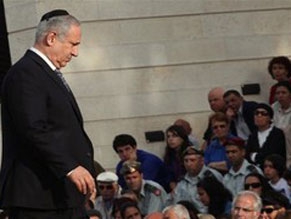 Netanyahu and Barak honor fallen soldiers 