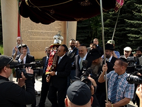 Президент ЕАЕК внес свиток Торы в синагогу на Поклонной Горе