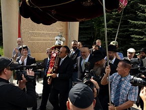 EAJC President Introduces Torah Scroll to Poklonnaya Hill Synagogue